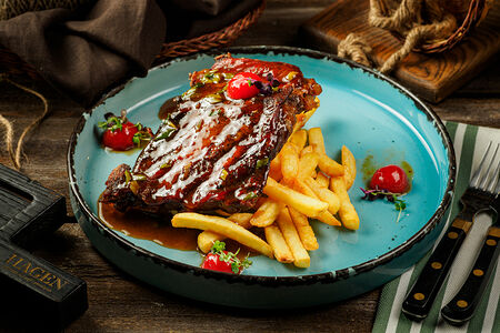 Свиные ребра с картофелем фри