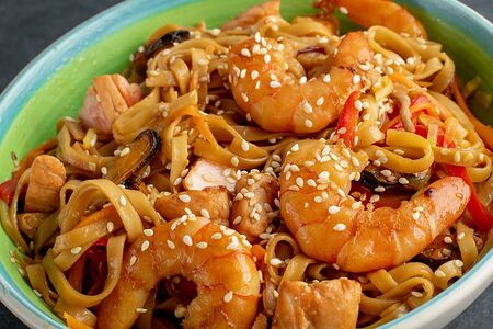 Wok с лососем и королевской креветкой