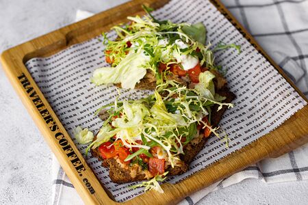 Брускетта с томатами