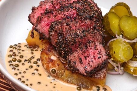 Филе говяжье в пяти перцах с жареным картофелем