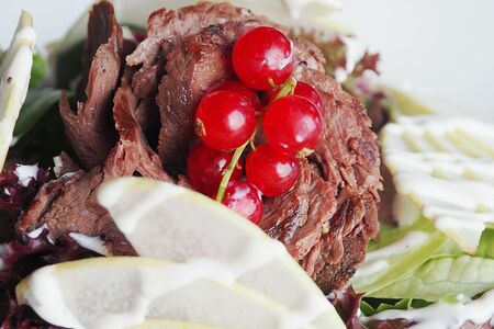 Салат из оленины с грушей и голубым сыром