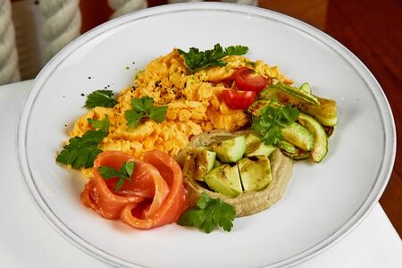 Скрэмбл с лососем и авокадо