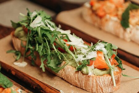 Брускетта с лососем и гуакомоле