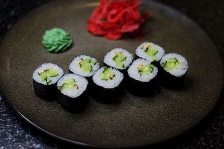 Мини ролл с огурцом