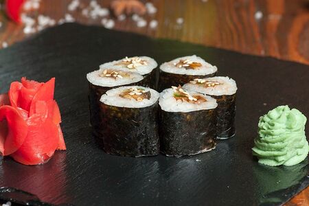 Ролл с угрём