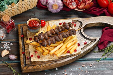 Шашлык из куриных сердечек с картофелем фри