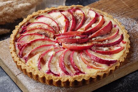 Пирог песочный с яблоками и брусникой