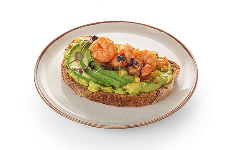 Брускетта с креветками, авокадо и овощной сальсой