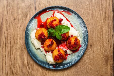 Творожные пончики с ягодным соусом