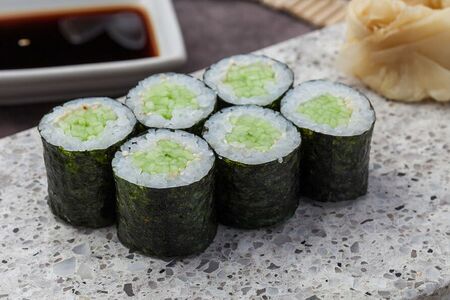 Ролл с огурцом