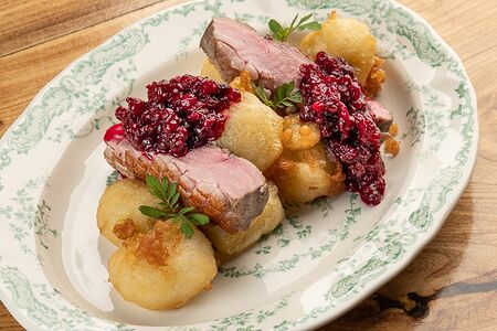 Утиная грудка с яблочными пончиками