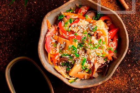 Чесночный рис с овощами