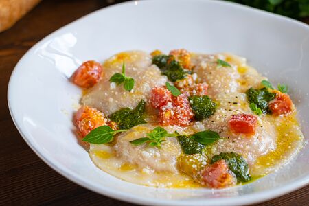 Равиоли с креветками и соусом песто