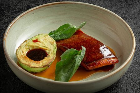 Форель с авокадо на гриле