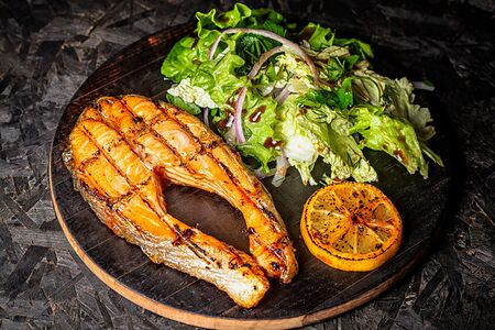 Стейк из форели на мангале