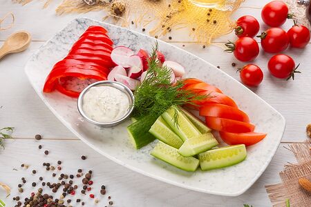 Тарелка свежих овощей