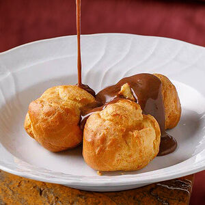 Профитроли с горячим шоколадом