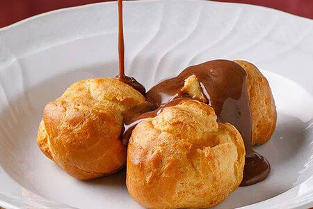 Профитроли с горячим шоколадом