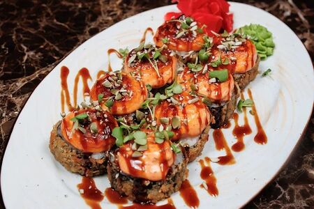 Запеченный ролл с креветкой и лососем темпура