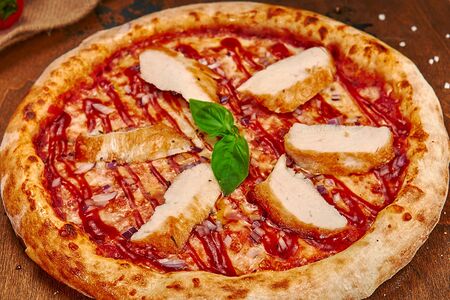 Пицца с курицей и беконом BBQ