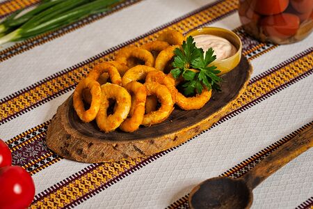 Луковые кольца с домашним соусом