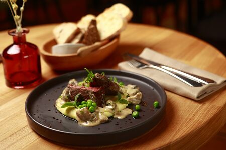 Филе-миньон с картофельным пюре и грибным соусом