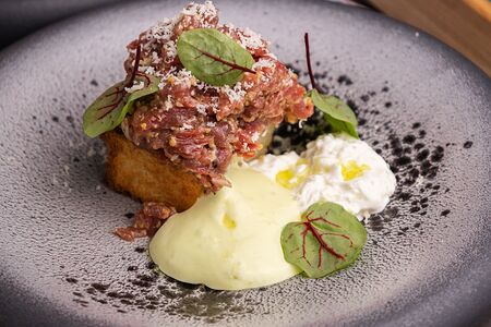 Тартар из телятины с трюфельной стратчателлой