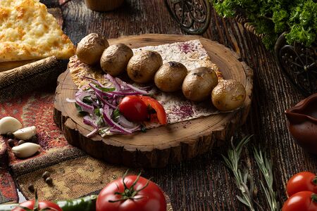 Молодой картофель на углях