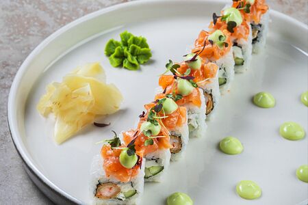 Ролл с темпурной креветкой и тартаром из лосося