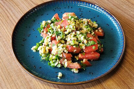 Салат с булгуром и помидорами и ароматной руколой