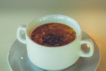 Куриный бульон с куриным мясом с гренками