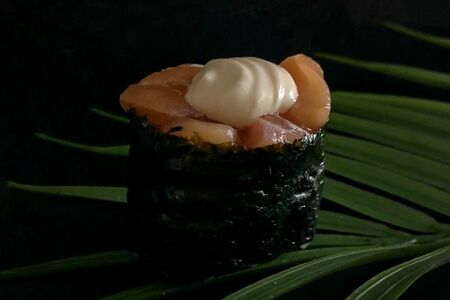 Гункан с лососем и соусом спайси