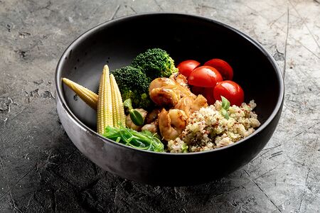 Боул Киноа с тигровыми креветками