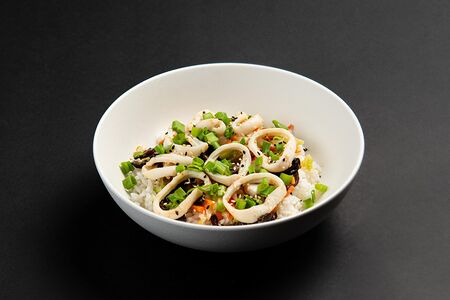 Вок с кальмаром на рисе