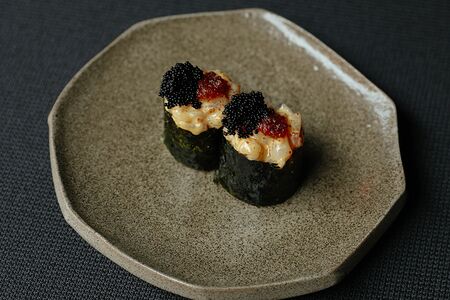 Гункан с гребешком и соусом хо