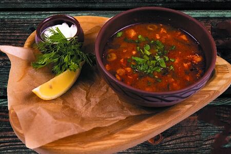 Солянка мясная сборная со сметаной и лимоном