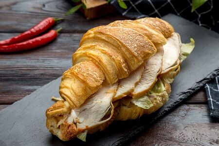 Круассан с курицей
