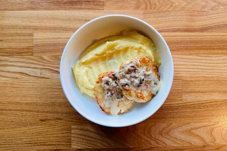 Куриные котлеты с грибным соусом и пюре