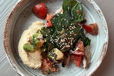 Жареный цыплёнок с хумусом