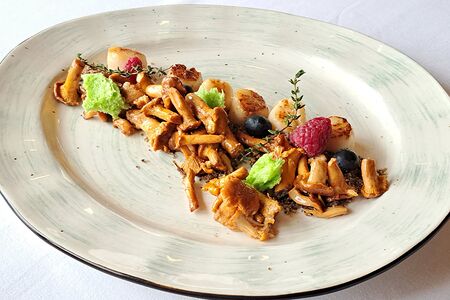 Гребешки на гриле с лисичками и ягодами