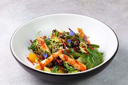 Листья салата с камчатским крабом