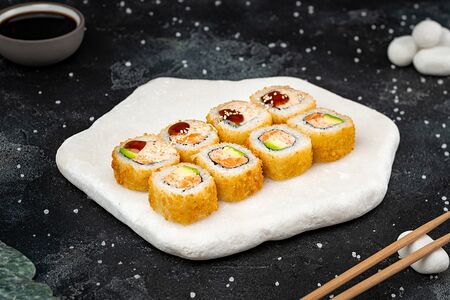 Жареный с лососем и крабом