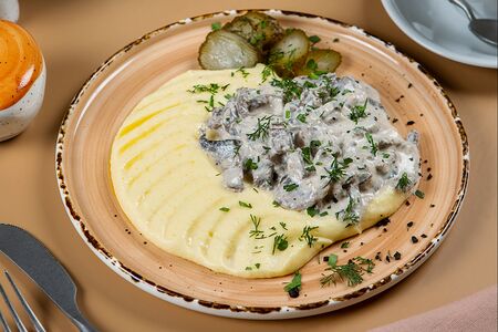 Бефстроганов с картофельным пюре