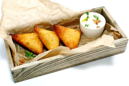 Хрустящие мини-пирожки с овощами и цыпленком