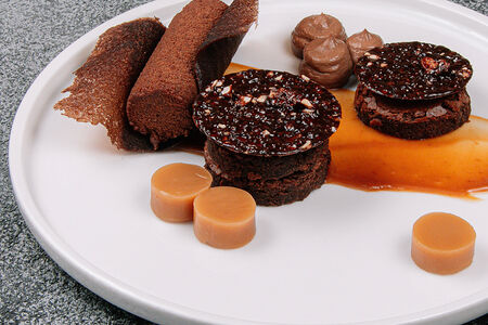 Кофе с шоколадным муссом, брауни, твиль с орехами и карамельным соусом