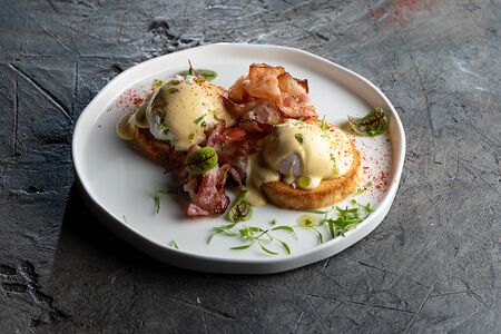Яйца бенедикт с беконом