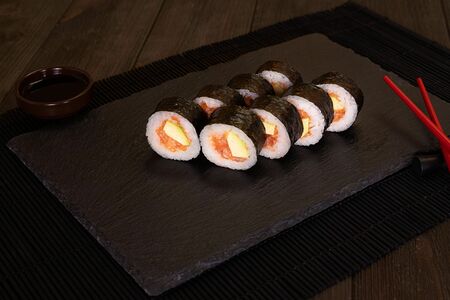 Ролл с копчёным лососем