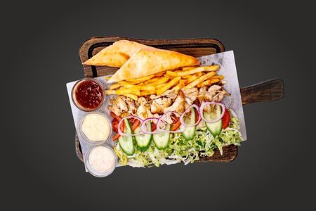 Донар на доске и фри