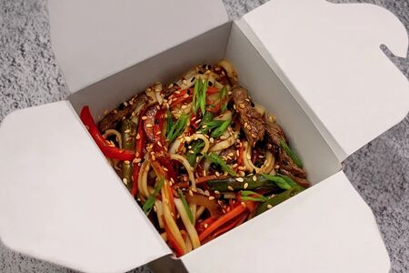 Удон со свининой в остром соусе кимчи