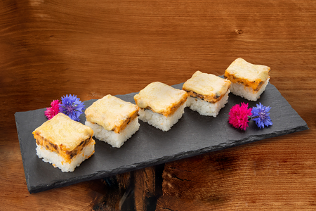 Запеченный ролл с курицей и шиитаке